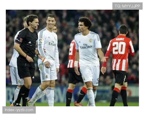 实时：梅斯球员两黄变一红被罚下，球队被迫转入深度防守